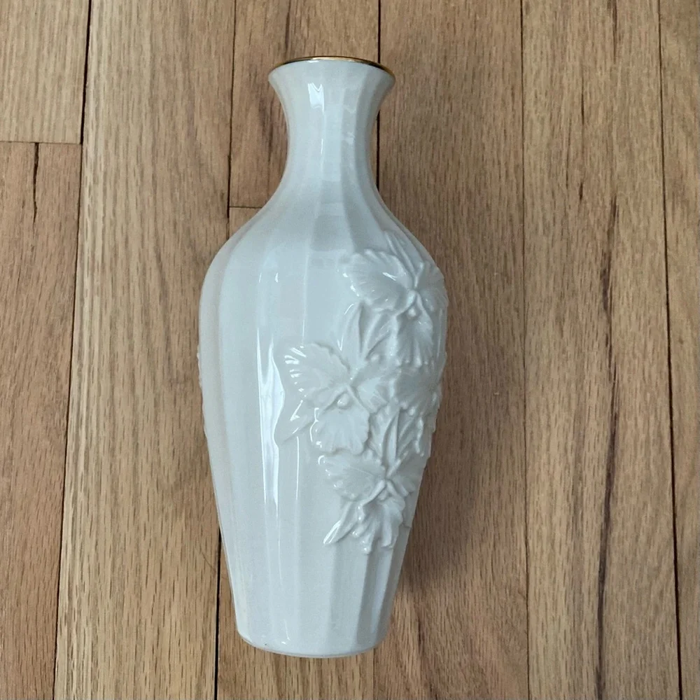Vintage 80’s Lenox Classic Off White Porcelain Bud Vase with 24K Gold Trim.